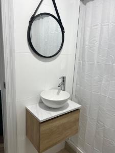 a bathroom with a sink and a mirror at Apartamento en Cieza AM in Cieza