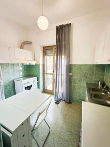 una cucina con bancone bianco e lavandino di Eufonia Gemelli Apartment a Roma