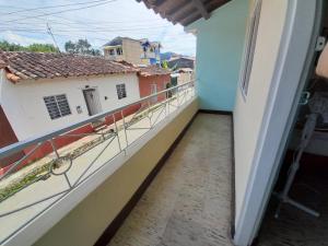 una vista desde el balcón de una casa en HOSTAL HELICONIAS, en Charalá