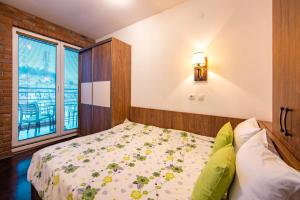 een slaapkamer met een bed en een raam bij Ohrid Boutique Apartments in Ohrid