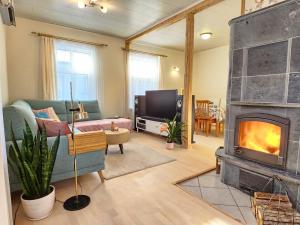 uma sala de estar com lareira e televisão em Jannseni House em Pärnu