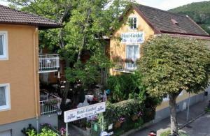 The building in which a vendégházakat is located
