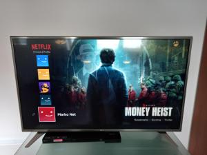 TV at/o entertainment center sa Apartman 17 Divcibare