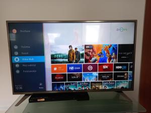 TV at/o entertainment center sa Apartman 17 Divcibare