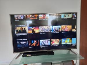 TV at/o entertainment center sa Apartman 17 Divcibare