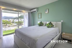 a bedroom with a large bed and a large window at Cozy Yacht Club in Marigot