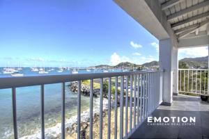 - un balcon offrant une vue sur l'eau dans l'établissement Cozy Yacht Club, à Marigot