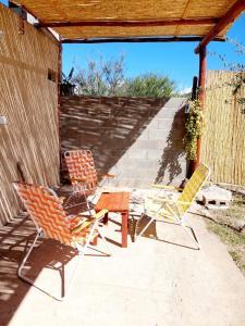 2 sillas y una mesa en el patio en Cabaña Villa Emocion in 