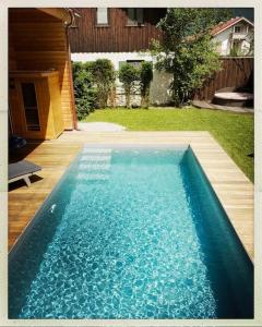 una piscina en el patio trasero de una casa en NEU: Alpen-Chalet Seekarblick mit Pool en Lenggries