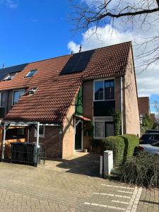 een huis met een dak met zonnepanelen erop bij Rotterdam Citytrip House in Rotterdam