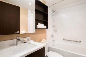 Vannituba majutusasutuses Microtel Inn & Suites by Wyndham Blackfalds
