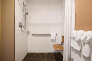 Vannituba majutusasutuses Microtel Inn & Suites by Wyndham Blackfalds