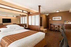 Voodi või voodid majutusasutuse Microtel Inn & Suites by Wyndham Blackfalds toas