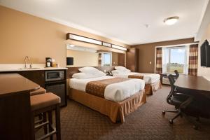 Voodi või voodid majutusasutuse Microtel Inn & Suites by Wyndham Blackfalds toas