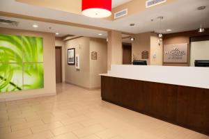 un vestíbulo de un hospital con mostrador de recepción en Microtel Inn & Suites by Wyndham Blackfalds, en Blackfalds