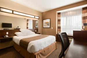 Voodi või voodid majutusasutuse Microtel Inn & Suites by Wyndham Blackfalds toas