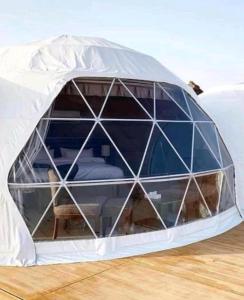 une tente avec un lit à l'intérieur dans l'établissement Desert star camp, à Wadi Rum