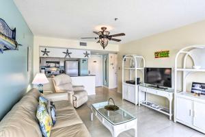Una sala de estar con un sofá y un televisor. en Waterfront Views and Pool Access Punta Gorda Escape, en Burnt Store Marina