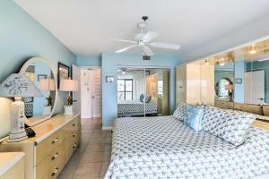 Un dormitorio con una cama y un ventilador de techo. en Waterfront Views and Pool Access Punta Gorda Escape, en Burnt Store Marina