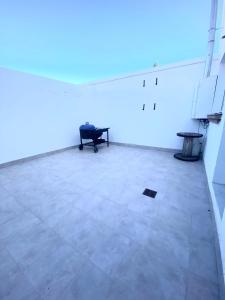 una habitación vacía con una mesa en el medio en Duplex Los Manzanos Tres Cerritos en Salta