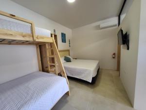 Un pat sau paturi într-o cameră la SUITES BRISAMAR PLAYA SANTA MARIANITA Manta +40 fotografii