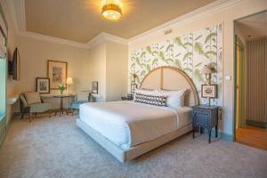 um quarto com uma cama grande e uma mesa em The Palmetto Hotel, Charleston em Charleston