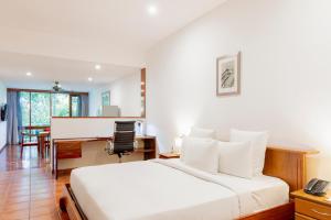 ein Hotelzimmer mit einem Bett und einem Schreibtisch in der Unterkunft Airways Hotel in Port Moresby