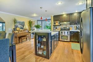 Nhà bếp/bếp nhỏ tại Home with Hot Tub 7 Mi to Edmonds Waterfront!