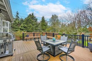 Ban công/sân hiên tại Home with Hot Tub 7 Mi to Edmonds Waterfront!