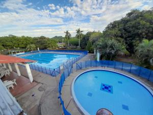 an overhead view of a large swimming pool at Hotel Campestre CENVATURS in Ricaurte