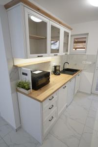 A kitchen or kitchenette at Panoráma házikó