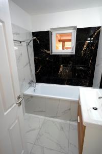 A bathroom at Panoráma házikó