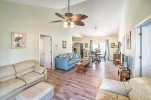 uma sala de estar com um sofá e uma mesa em Oak Island Home with Yard Less Than 1 Mi to the Beach! em Oak Island