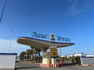 una gasolinera con un cartel encima en Appartement familial Soleil et Mer à 150m de la Plage de Mehdia, en Plage de Mehdia