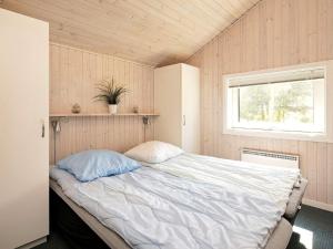 Bøtø ByにあるHoliday Home Sølvgranvejの窓付きの部屋にベッド付きのベッドルーム1室があります。