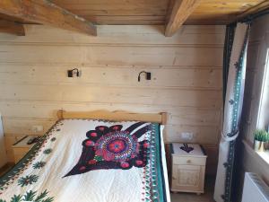 Łóżko lub łóżka w pokoju w obiekcie Domeczek Góralski Zakopane