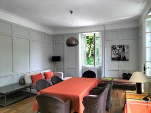 ein Wohnzimmer mit einem Tisch und einem Sofa in der Unterkunft Vakantiehuis Domaine de Nazac in Saint-Sulpice