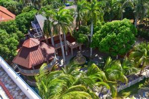 an overhead view of a garden with palm trees and a building at Hotel Campestre Villa Ocha in Valledupar
