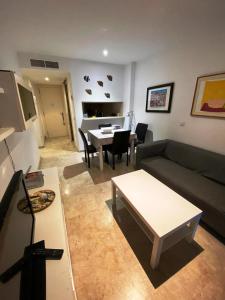 uma sala de estar com um sofá e uma mesa em Apart duplex Cala Busquets em Ciutadella