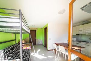 Il comprend une cuisine et une salle à manger avec des lits superposés. dans l'établissement Casa Smile con vista mozzafiato, à Lizzola Alta