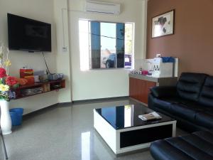 uma sala de estar com um sofá e uma mesa de centro em Alor Villa em Malaca