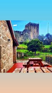 a picnic table with a castle in the background at Casa da Massada in Belmonte