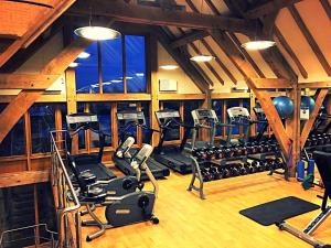 um ginásio com fileiras de equipamento de exercício numa sala em Lakeview Lodge em Wisbech