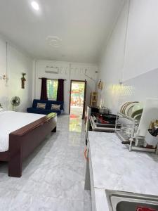 uma cozinha e um quarto com uma cama e um lavatório em Mother’s House em Battambang