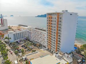 uma vista aérea de um edifício na praia em Pacific Palace Beach Tower Hotel em Mazatlán