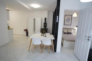 A kitchen or kitchenette at Panoráma házikó