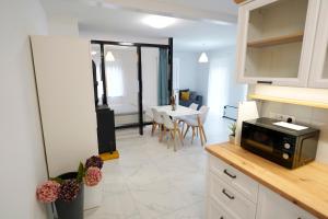 A kitchen or kitchenette at Panoráma házikó