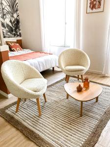 dwa krzesła i stolik kawowy w pokoju w obiekcie Le Terracotta - Superbe appartement - Hyper centre w mieście Le Mans