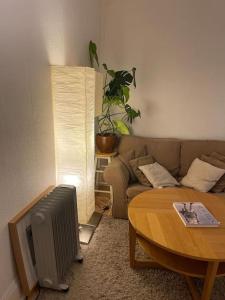 Cosy Studio West Hampstead في لندن: غرفة معيشة مع أريكة وطاولة