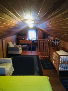 una habitación con 2 camas y un sofá en una habitación en RÉKA háziállatbarát nyaraló, en Keszthely